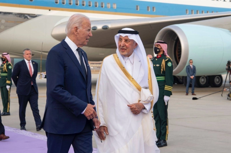 خالد الفيصل مستقبلا جوزيف بايدن لدى وصوله مطار الملك عبدالعزيز الدولي