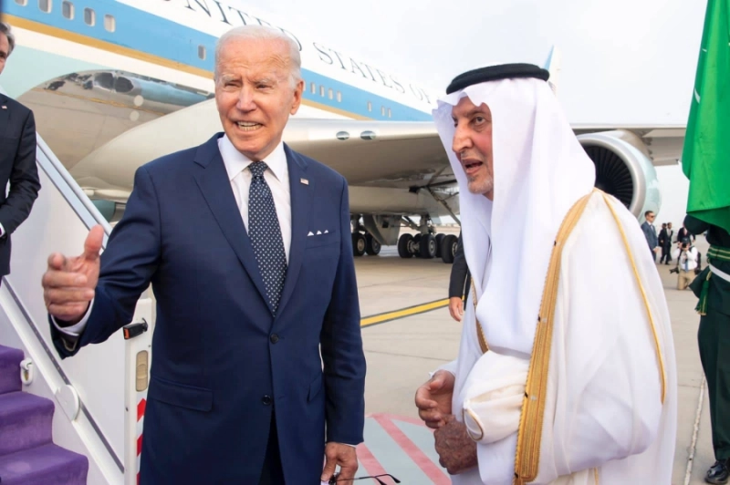 الرئيس الأمريكي لدى وصوله مطار الملك عبدالعزيز الدولي