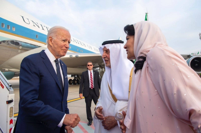 الرئيس الأمريكي لدى وصوله مطار الملك عبدالعزيز الدولي