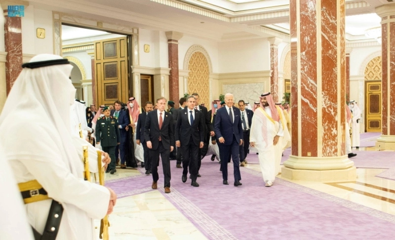 ولي العهد مستقبلا الرئيس الأمريكي في قصر السلام بجدة أمس
