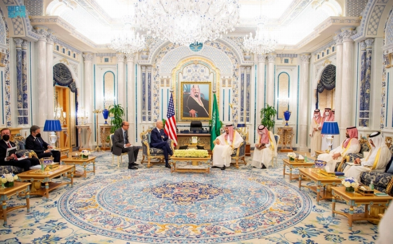 الملك سلمان خلال مباحثاته مع جوزيف بايدن في قصر السلام بجدة أمس (واس)