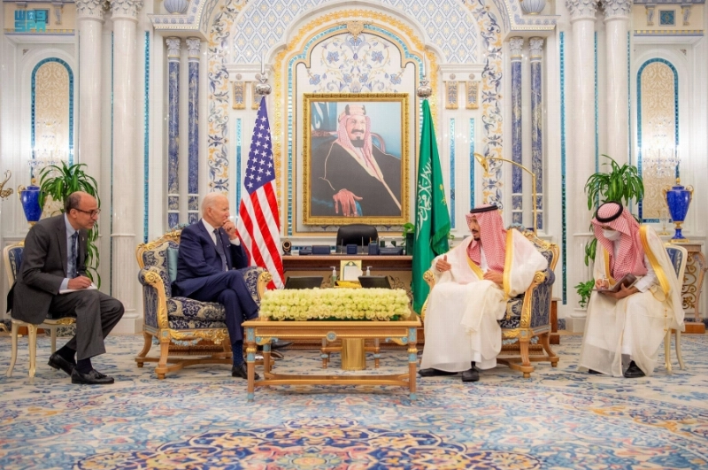 الملك سلمان خلال مباحثاته مع جوزيف بايدن في قصر السلام بجدة أمس (واس)