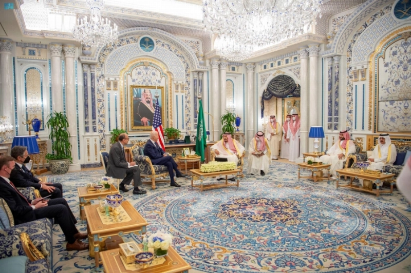 الملك سلمان خلال مباحثاته مع جوزيف بايدن في قصر السلام بجدة أمس (واس)