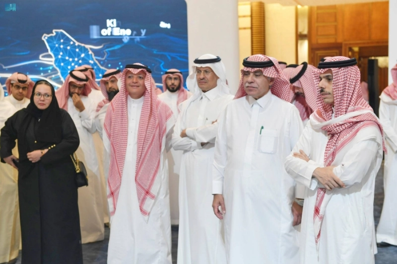 عبدالعزيز بن سلمان خلال زيارته للمعرض (واس)