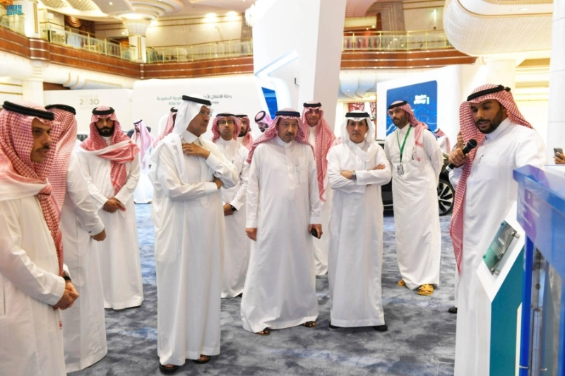 عبدالعزيز بن سلمان خلال زيارته للمعرض (واس)