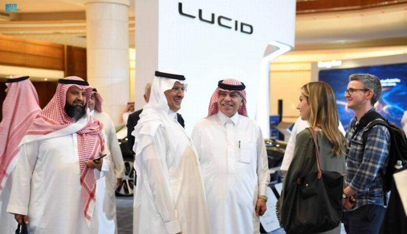 عبدالعزيز بن سلمان خلال زيارته للمعرض (واس)