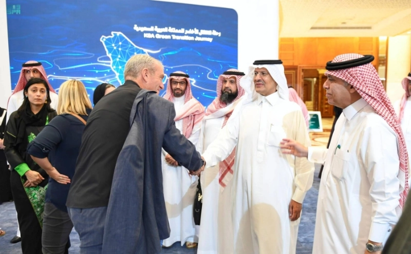 عبدالعزيز بن سلمان خلال زيارته للمعرض (واس)