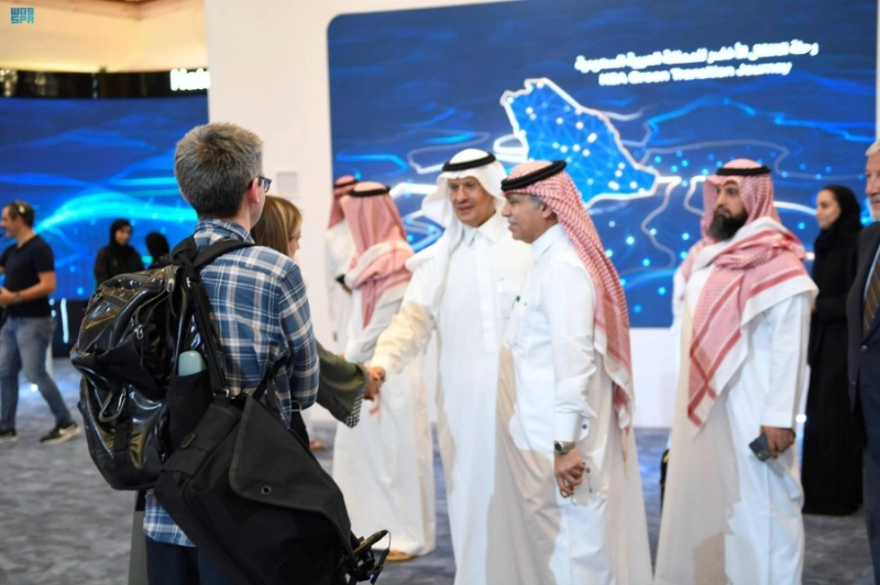 عبدالعزيز بن سلمان خلال زيارته للمعرض (واس)