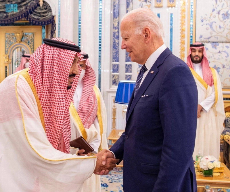 الملك سلمان خلال استقباله جوزيف بايدن في قصر السلام بجدة أمس (واس)