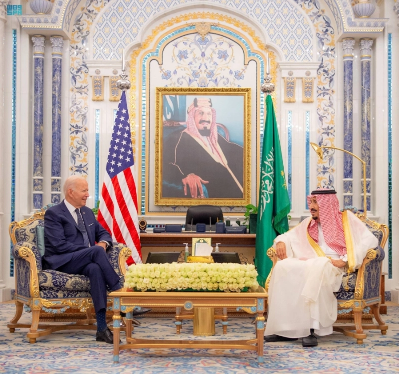 الملك سلمان خلال مباحثاته مع جوزيف بايدن في قصر السلام بجدة أمس (واس)