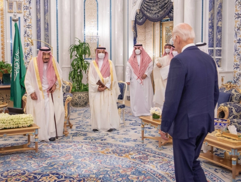 الملك سلمان خلال استقباله جوزيف بايدن في قصر السلام بجدة أمس (واس)