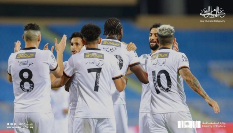 تعريب الأسماء على قمصان لاعبي الشباب (مكة)