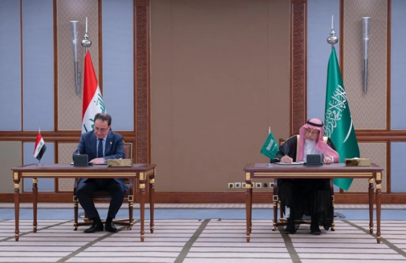 خلال التوقيع على عقد الربط الكهربائي الخليجي مع العراق