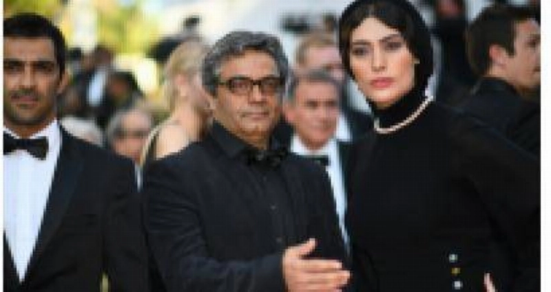 محمد رسولوف بعد حصوله على إحدى الجوائز