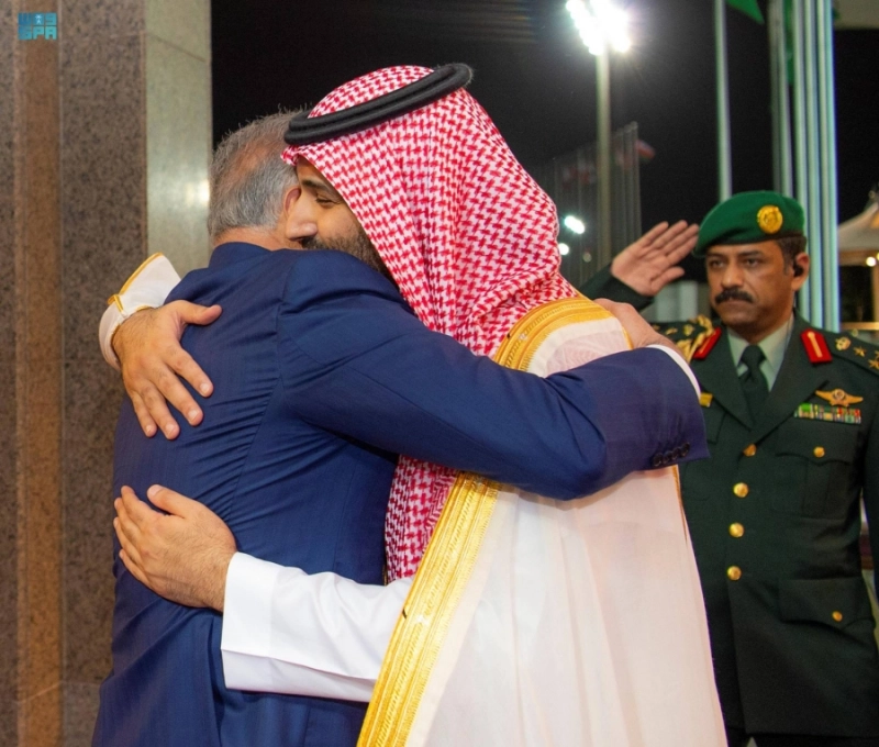 عناق اخوي بين ولي العهد و رئيس وزراء العراق (مكة)