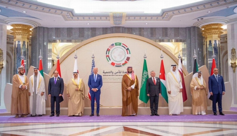 ولي العهد متوسطا قادة الدول ورؤساء الوفود المشاركة في قمة جدة للأمن والتنمية أمس (واس)