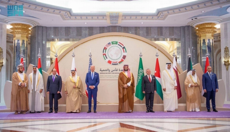 ولي العهد متوسطا قادة الدول ورؤساء الوفود المشاركة في قمة جدة للأمن والتنمية أمس (واس)