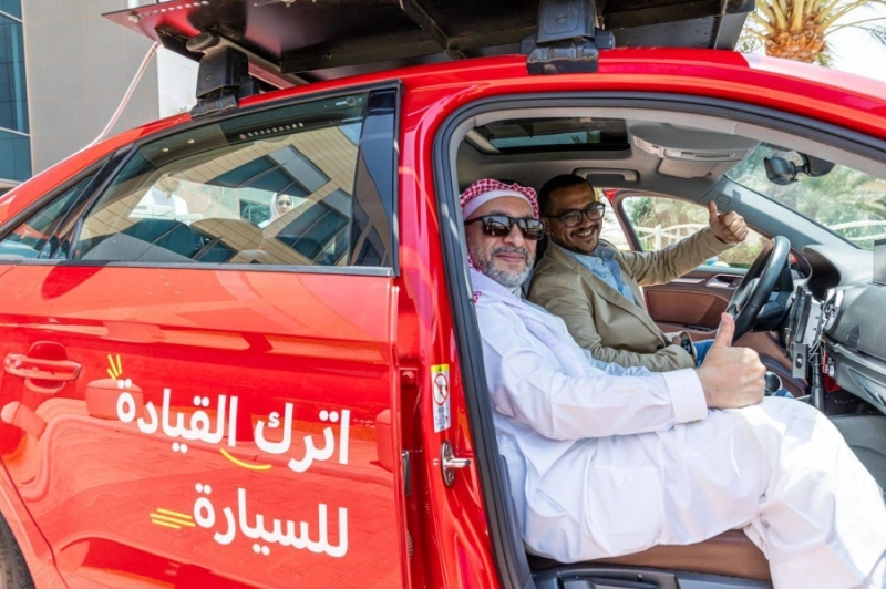 أحمد العبدالجبار، المدير العام لشركة إنتل السعودية، وأحمد محمد، فني الأنظمة الذكية في كاوست، يبدون إعجابهم بمنصة القيادة الذاتية (REDD)، التي تم تطويرها بواسطة كاوست وإنتل وبرايتسكايز