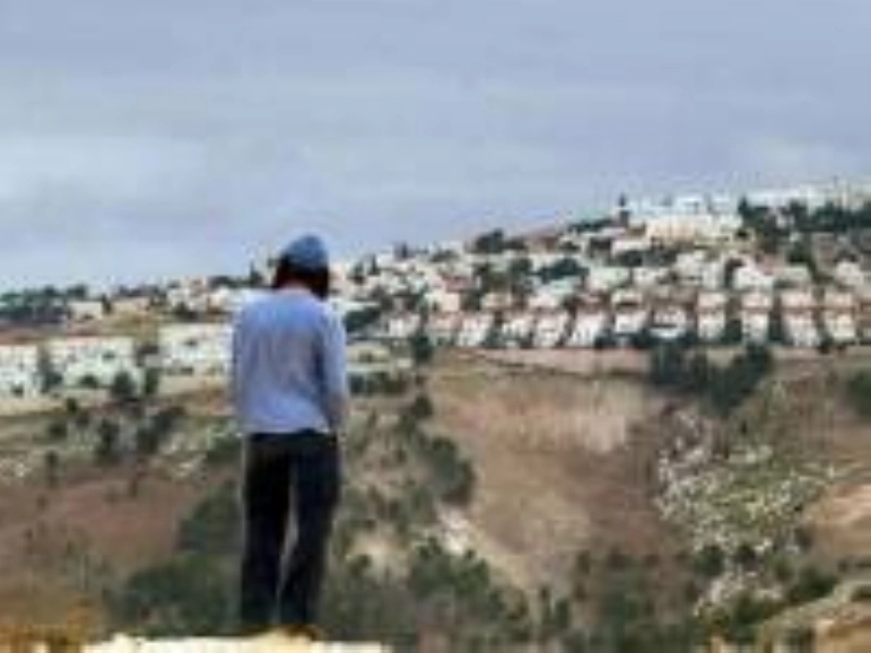 إسرائيلي ينظر للمستوطنات الجديدة (مكة)