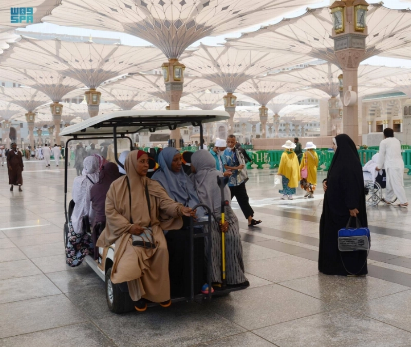 زائرون يتنقلون بعربات القولف (مكة)
