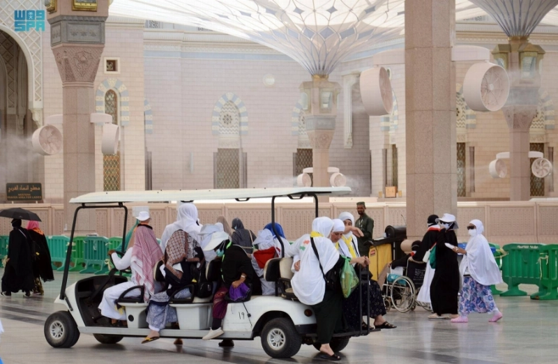 زائرون يتنقلون بعربات القولف (مكة)