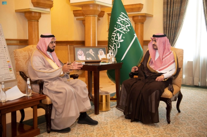 بدر بن سلطان خلال استقباله أيمن أبوعباة (مكة)