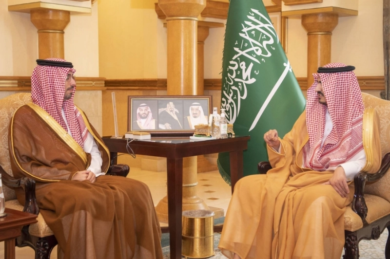بدر بن سلطان لدى استقباله سعود بن عبدالله (مكة)