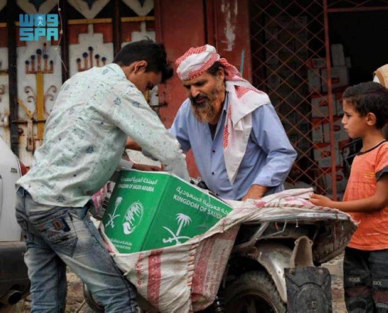 مسن يحصل على سلته الغذائية في الضالع (واس)