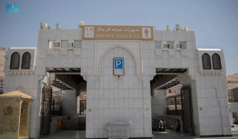 من أبواب الساحات الخارجية (مكة)