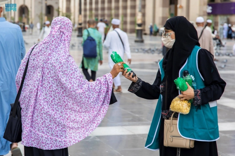 فرق الأمانة التوعية خلال توزيع المظلات (مكة)