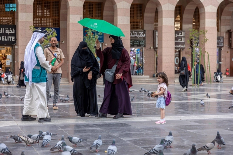 فرق الأمانة التوعوية خلال توزيع المظلات (مكة)