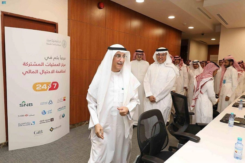 المبارك خلال جولته بمركز العمليات المشتركة لمكافحة الاحتيال المالي