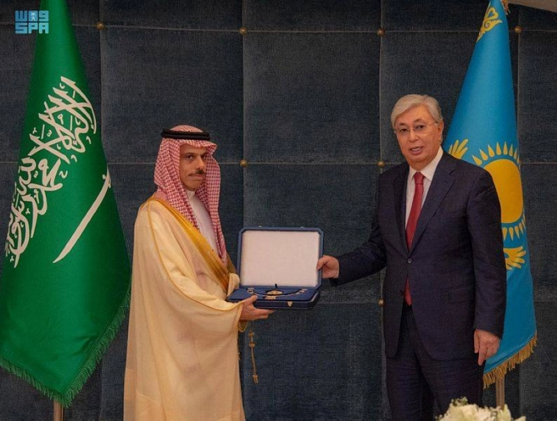 فيصل بن فرحان يتسلم الوسام (واس)