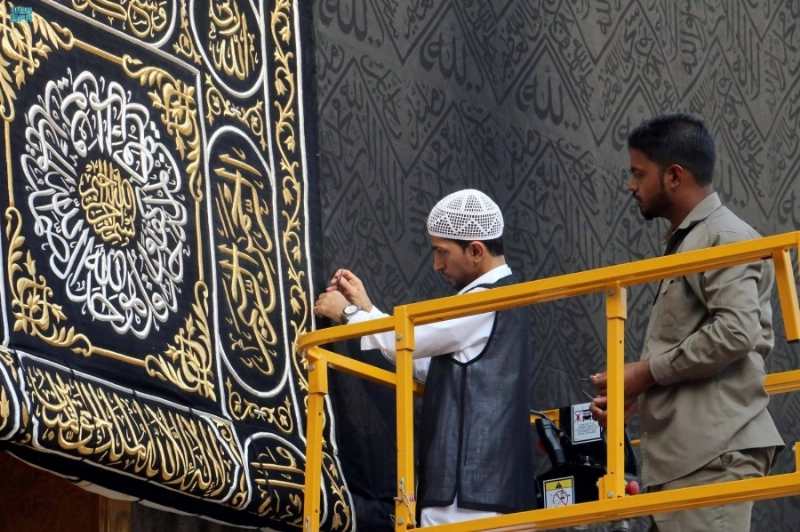 من مراحل استبدال كسوة الكعبة (مكة)