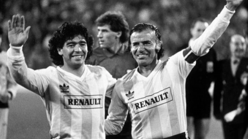 كارلوس منعم مع مارادونا في مواجهة سابقة