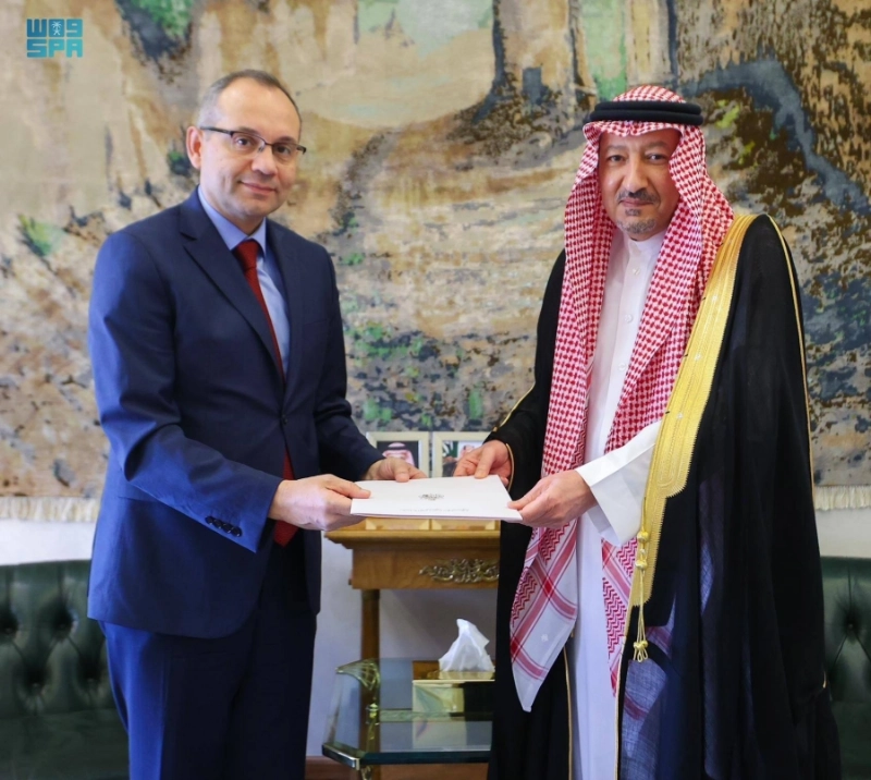 وليد الخريجي يتسلم الرسالة (واس)