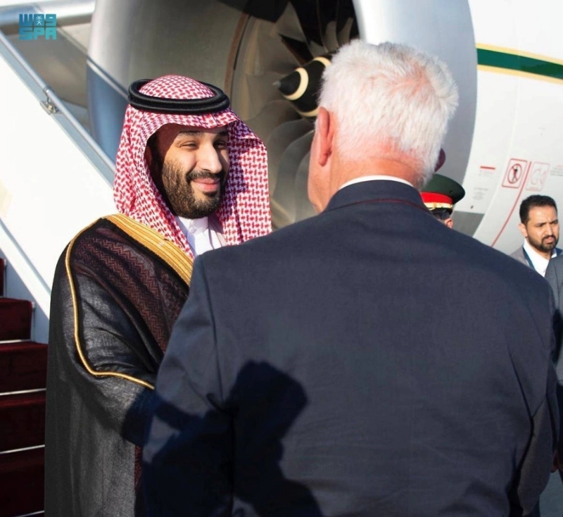 الأمير محمد بن سلمان لدى وصوله أثينا أمس وفي مقدمة مستقبليه بيكرامينوس