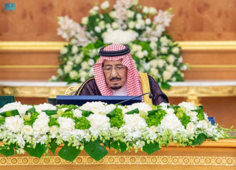 الملك سلمان مترئسا جلسة مجلس الوزراء أمس (واس)