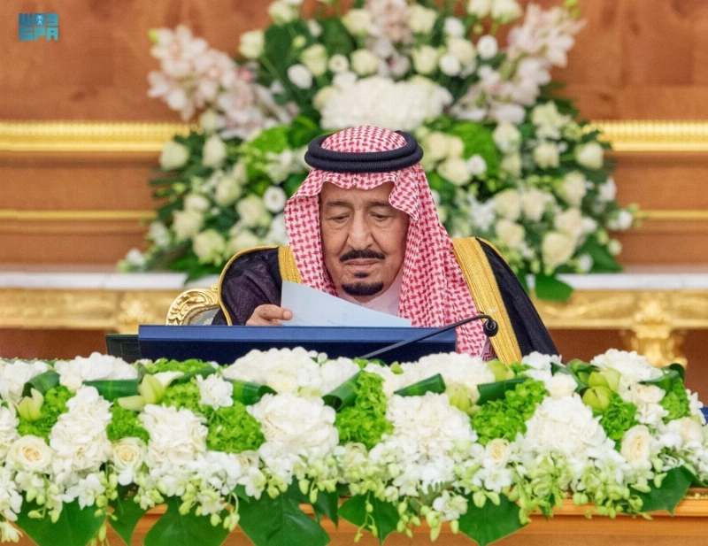 الملك سلمان مترئسا جلسة مجلس الوزراء أمس (واس)