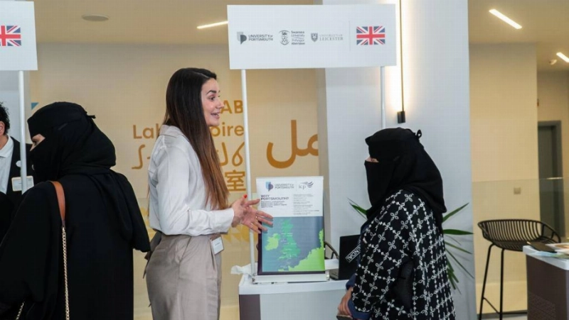 طالبة ابتعاث تنصت لمسؤولة احدى الجامعات البريطانبة