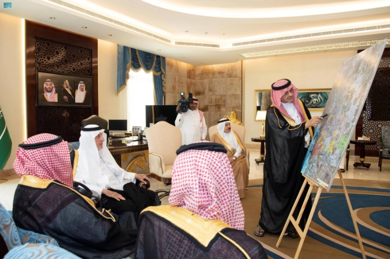 خالد الفيصل يطلع على المستجدات لدى استقباله صالح التركي (مكة)