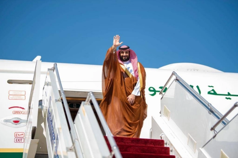 ولي العهد ملوحا لمودعيه بمطار أثينا