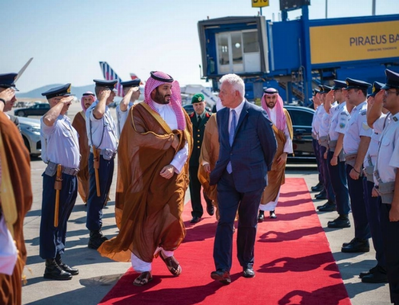 الأمير محمد بن سلمان لدى مغادرته اليونان وفي وداعه بيكرامينوس (واس)