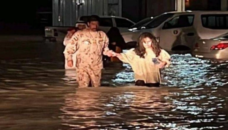 أحد رجال الأمن ينقذ العالقين بالفجيرة (مكة)