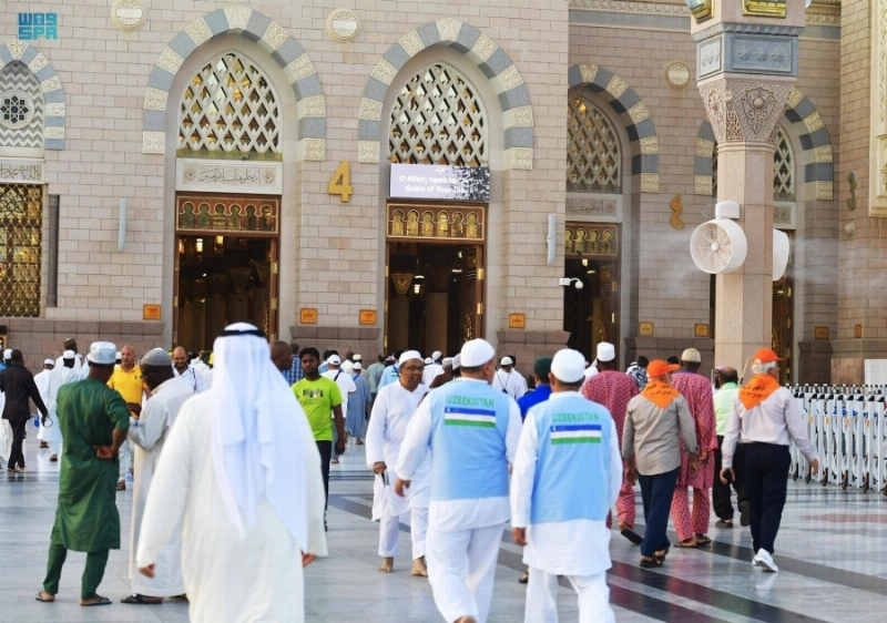 حجاج خلال زيارة المسجد النبوي (مكة)