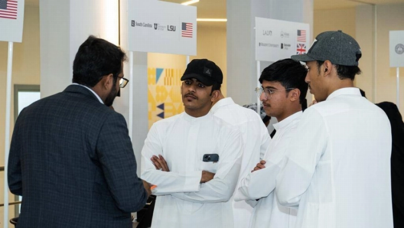 طلاب مرشحون للابتعاث يستمعون لشرح مسؤول إحدى الجامعات (مكة)