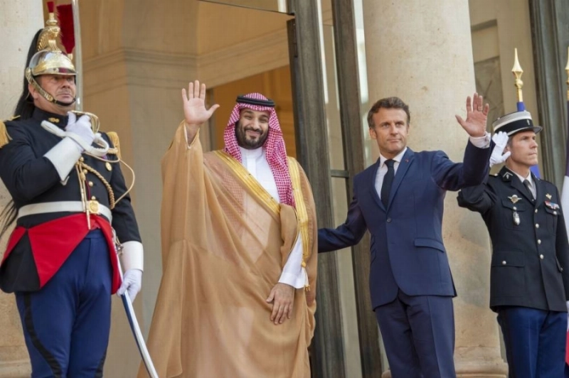 الأمير محمد بن سلمان وماكرون خلال لقائهما(واس)