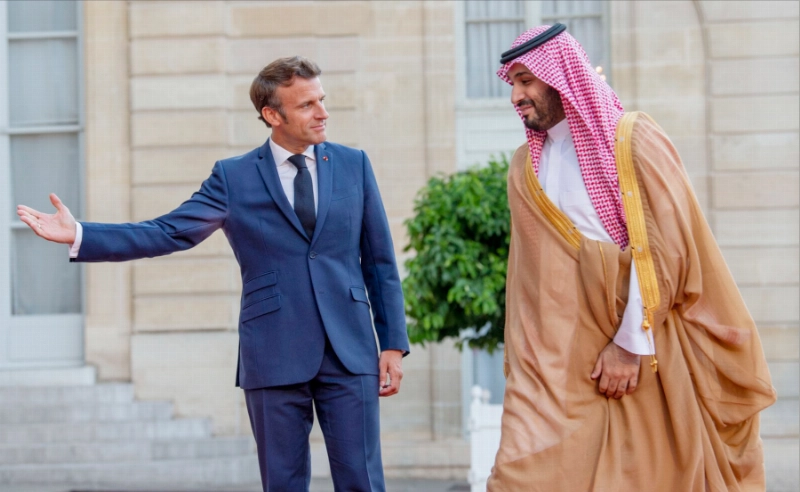 الأمير محمد بن سلمان وماكرون قبل الدخول إلى قصر الإليزيه (واس)