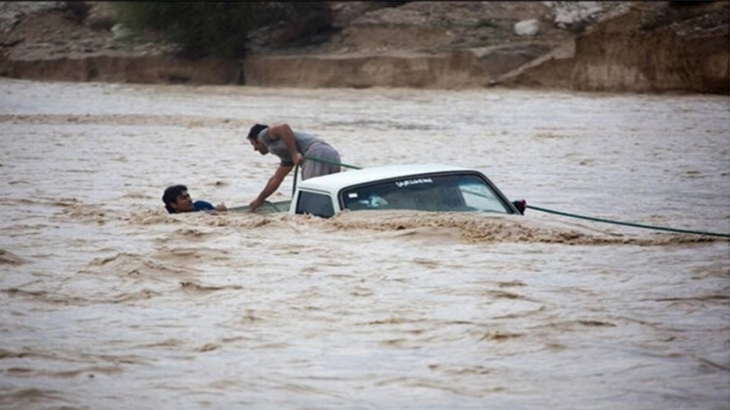 سيارة تغرق في سيول إيران (مكة)