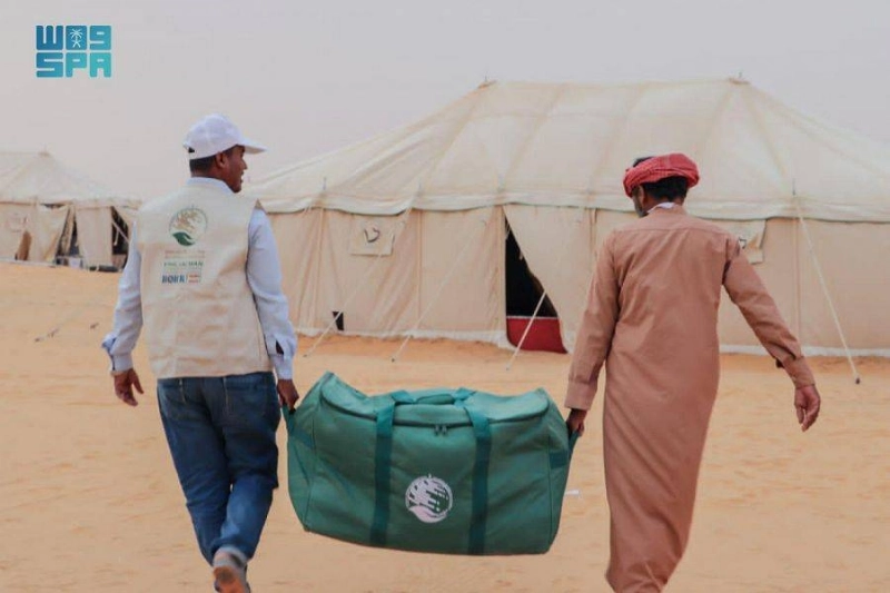 متطوعان يحملان حقيبة إغاثية